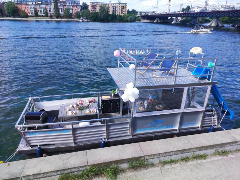 Partyboot in Berlin mieten am Tegeler See mit Rutsche für Teamevent oder Firmenfeier