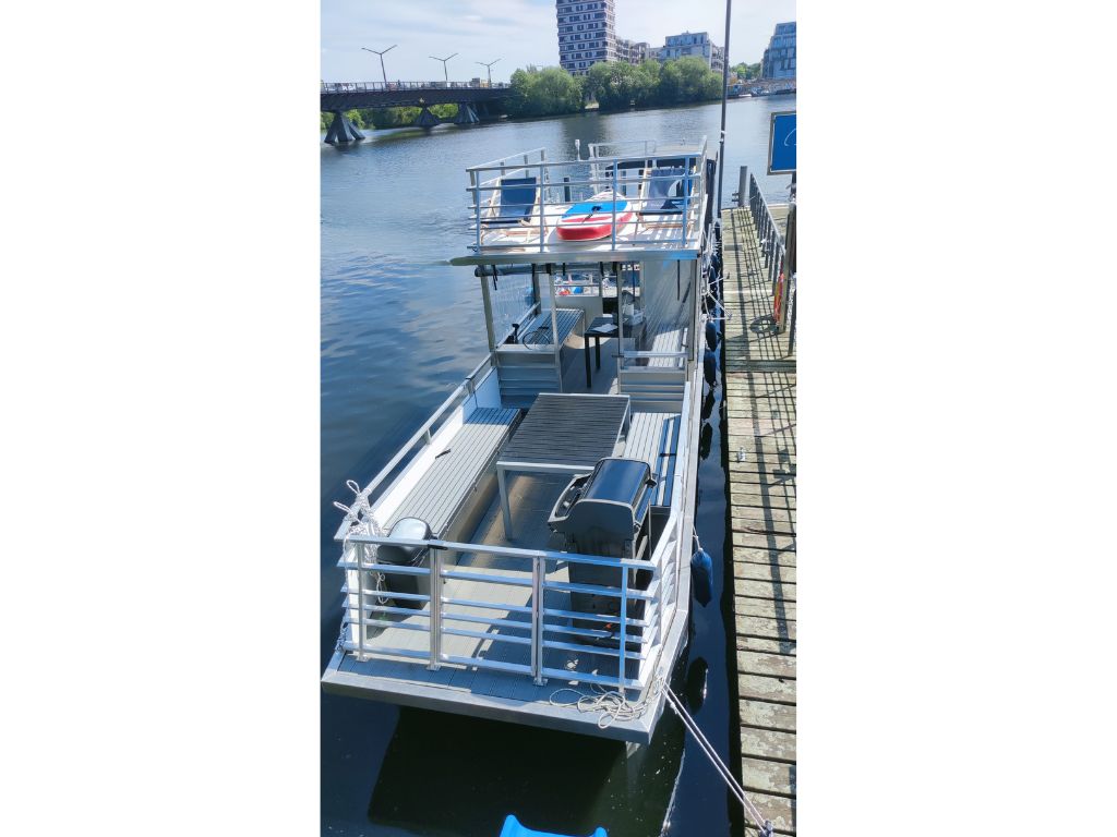 Partyboot in Berlin Berlin Summertime mit Rutsche und Grill - Spandau Tegeler See eventboot Grillfloss Frontansicht