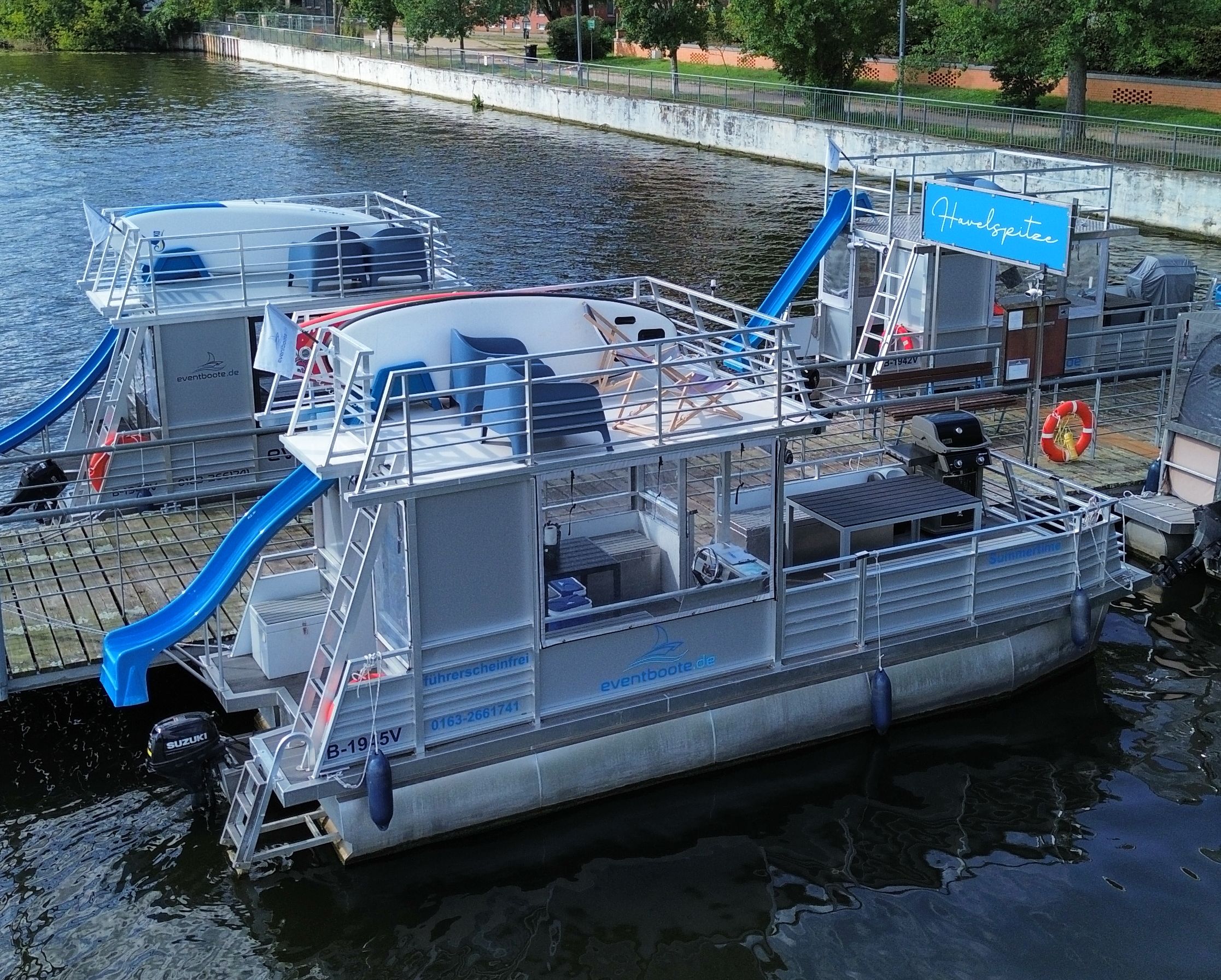 Partyboot Berlin Summertime mit Rutsche und Grill - Spandau Tegeler See eventboot Grillfloss JGA