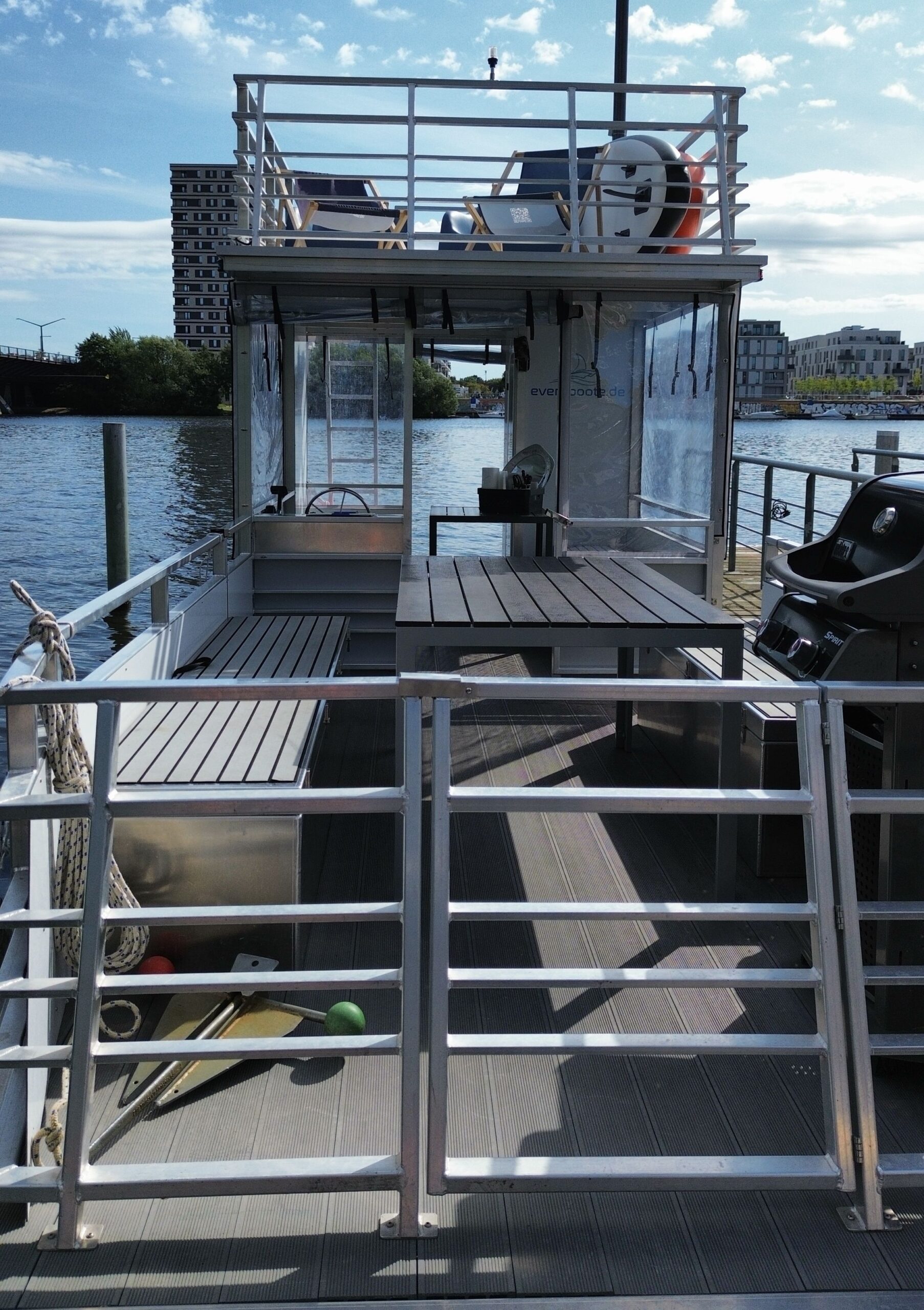 Partyboot Berlin Summertime mit Rutsche und Grill - Spandau Tegeler See eventboot Grillfloss JGA