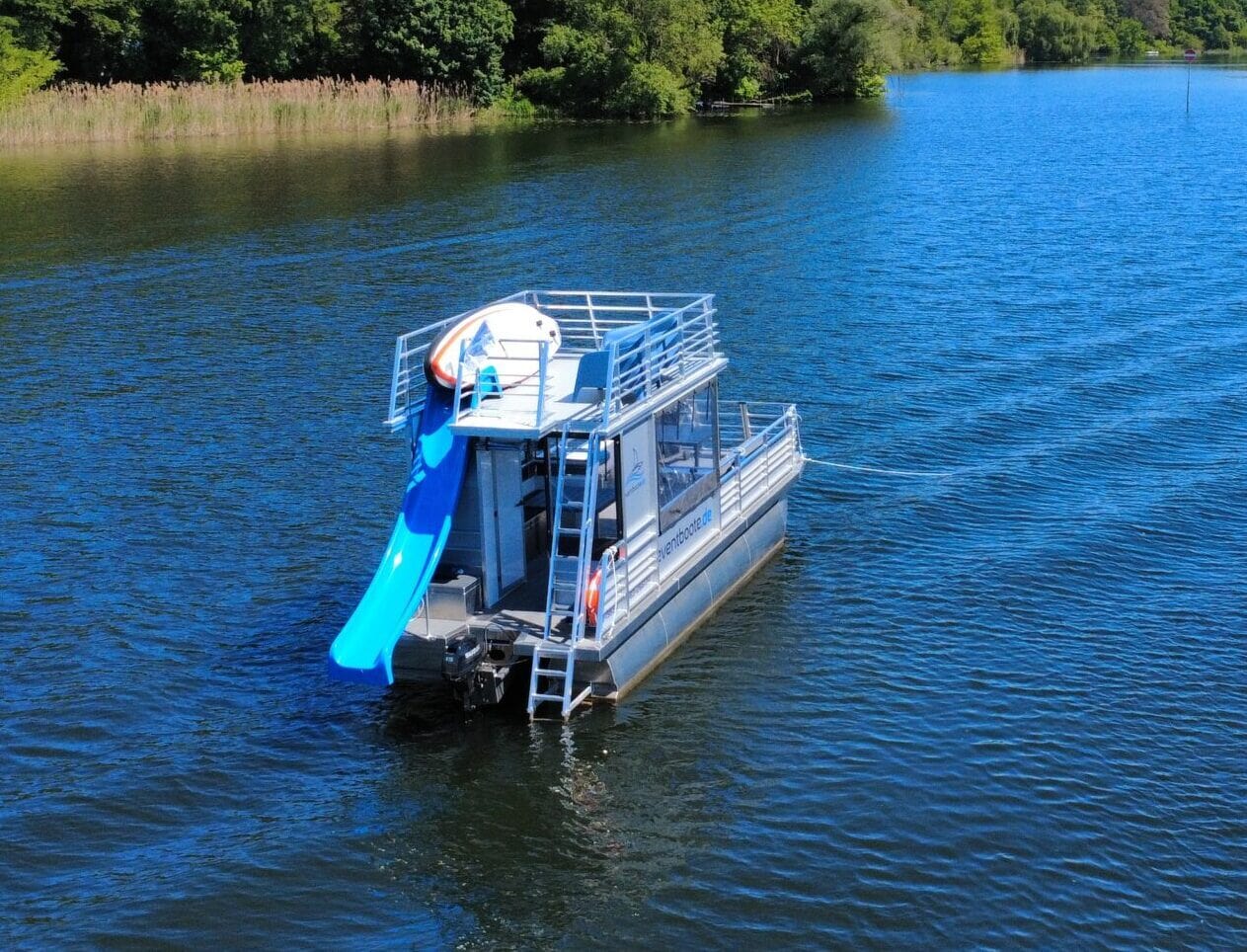 Attraktives Wasserfahrzeug mit Rutsche für Events auf Seen und Flüssen.