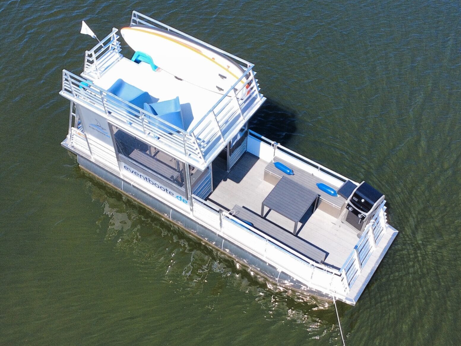 Großes Partyboot mit Grill, Sitzgelegenheiten, Wasseraktivitäten, ideal für Events und Firmenfeiern.