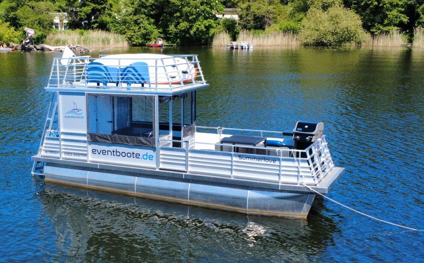 Attraktives Eventboot für Wasserveranstaltungen mit Grill, Lounge und moderner Ausstattung Berlin Summerlove